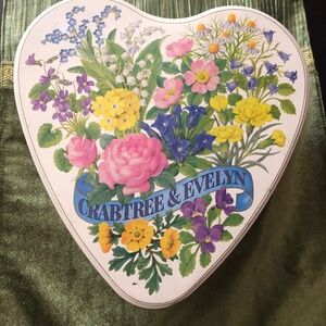 Vintage Heart Floral tin
